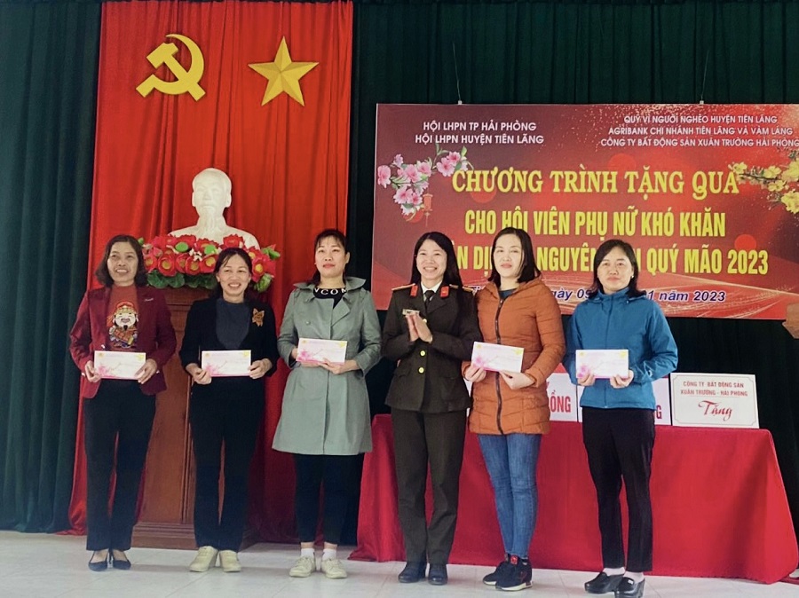 Hội Phụ nữ CATP phối hợp trao quà Tết tặng hội viên và trẻ em có hoàn cảnh khó khăn